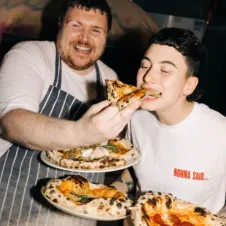 Equipo de Figata en cocina preparando pizzas con fuego alto